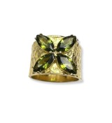 Anell ample TopSilver de plata daurada amb pedres color verd