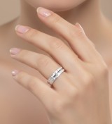 Alianza de boda unisex de plata con acabado texturizado y ancho de 4 mm