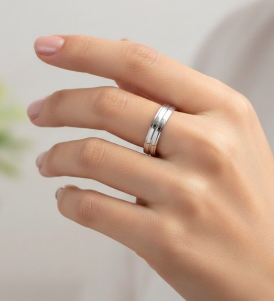 Anillo alianza de plata de ley de 4mm con textura lineal para boda.