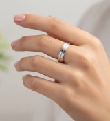 Anillo alianza de plata de ley de 4mm con textura lineal para boda.