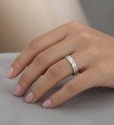 Anillo alianza de plata de boda unisex con textura y acabado elegante de 4 mm