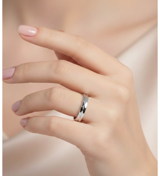 Anillo alianza de plata de boda unisex con textura facetada de 4 mm