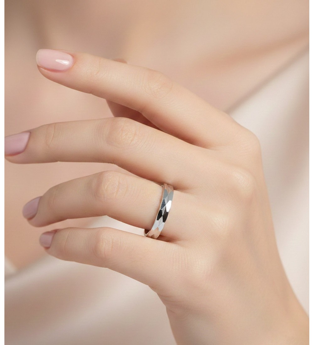 Anillo alianza de plata de boda unisex con textura facetada de 4 mm