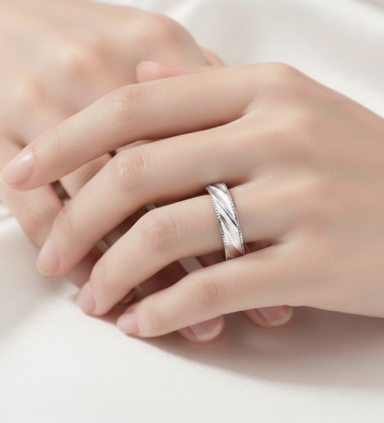 Anillo alianza de plata de boda unisex con textura elegante de 4 mm