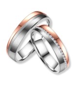 Anillo alianza de titanio bicolor acabado mate con interior IP rosa 14k diseño moderno unisex