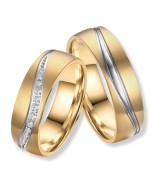 Anillo alianza de mujer en titanio con acabado IP dorado 14k y línea central con circonitas brillantes