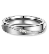 Anillo de alianza para mujer de titanio con acabado pulido y zirconitas incrustadas, diseño moderno y elegante