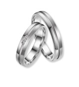 Anillo de alianza para mujer de titanio con acabado mate y brillo y zirconitas incrustadas