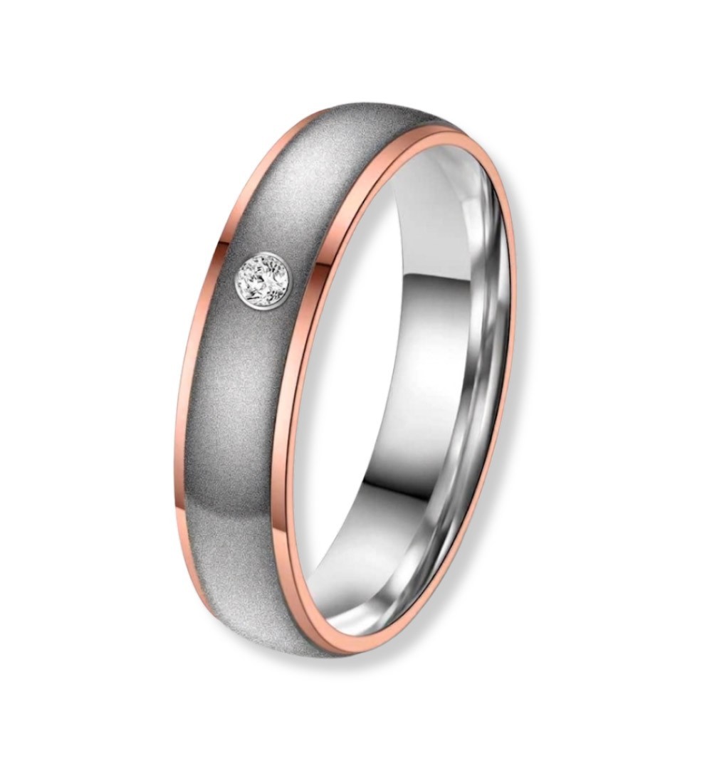 Anillo de alianza para mujer en titanio bicolor acabado mate con bordes IP rosa 14k y circonita brillante incrustada