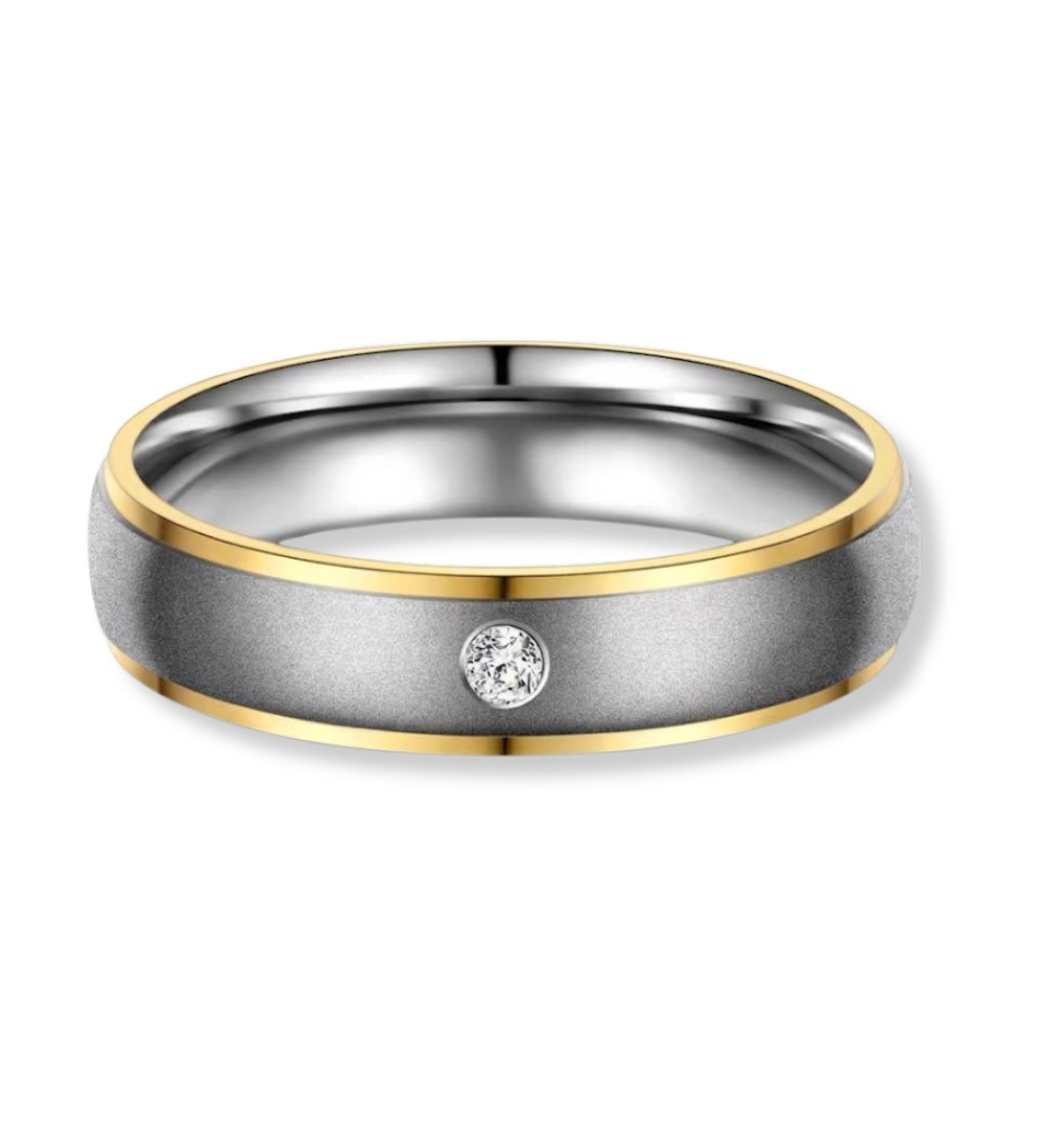 Anillo de alianza para mujer en titanio bicolor con acabado mate, bordes IP oro 14k y zirconita incrustada