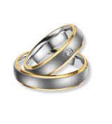 Anillo de alianza para mujer en titanio bicolor con acabado mate, bordes IP oro 14k y zirconita incrustada