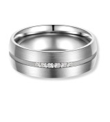 Anillo de alianza para mujer de titanio con acabado mate y circonitas incrustadas en línea lateral