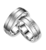 Anillo de alianza para mujer de titanio con acabado mate y circonitas incrustadas en línea lateral