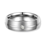 Anillo de alianza para mujer de titanio con acabado mate y brillo y zirconita incrustada