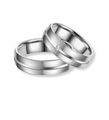 Anillo de alianza para mujer de titanio con acabado mate y brillo y zirconita incrustada