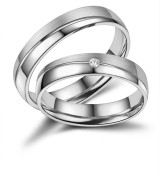 Anillo de alianza para mujer de titanio con acabado mate y brillo y circonita incrustada