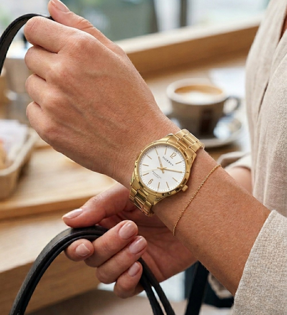 Reloj Viceroy para mujer dorado IP con esfera blanca y correa metálica elegante