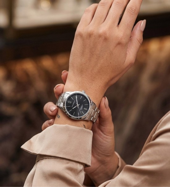 Reloj Viceroy para mujer con cadena de acero inoxidable y esfera negra elegante