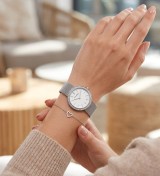 Reloj Viceroy mujer con zirconitas, esfera clara y cadena milanesa de acero inoxidable