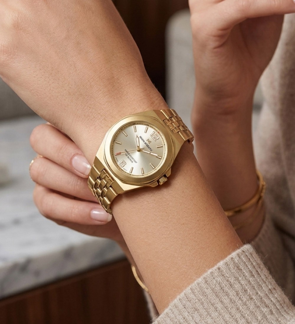Reloj dorado Mark Maddox para mujer con pulsera metálica y esfera elegante minimalista
