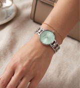 Reloj Mark Maddox para mujer con esfera verde suave y correa metálica elegante