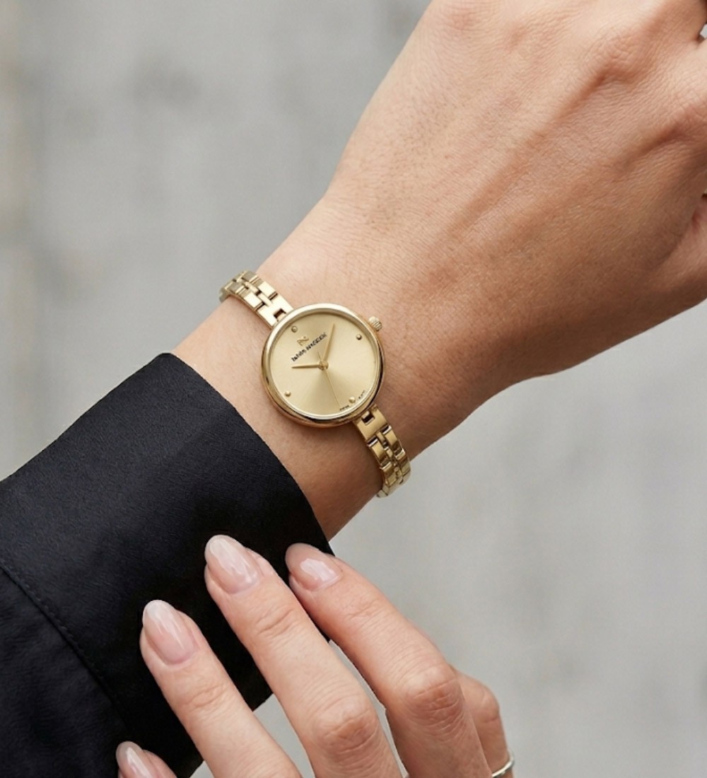 Reloj Mark Maddox dorado para mujer con diseño minimalista y pulsera metálica elegante
