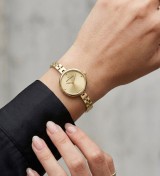 Reloj Mark Maddox dorado para mujer con diseño minimalista y pulsera metálica elegante
