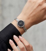 Reloj Mark Maddox con esfera negra minimalista y cadena de acero plateado