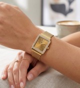 Reloj de mujer dorado con esfera cuadrada y correa de malla elegante