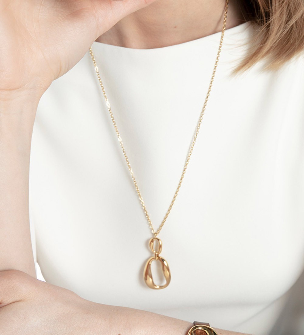 Collar Viceroy dorado con cadena larga y colgante orgánico elegante para mujer
