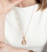 Collar Viceroy dorado con cadena larga y colgante orgánico elegante para mujer