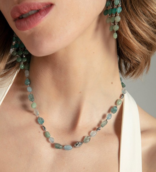 Collar Viceroy de mujer con acero y piedras naturales en tonos azules y verdes, elegante y versátil