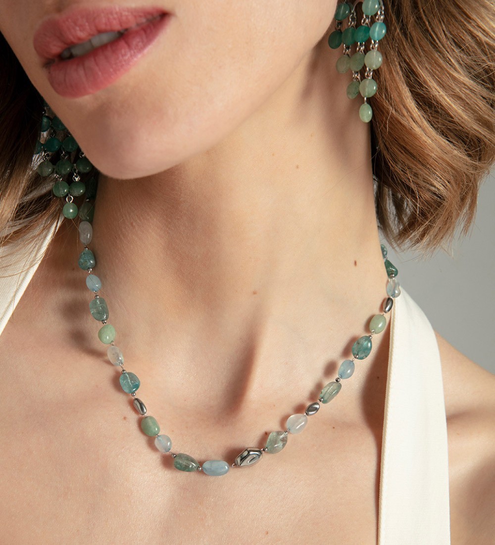 Collar Viceroy de mujer con acero y piedras naturales en tonos azules y verdes, elegante y versátil