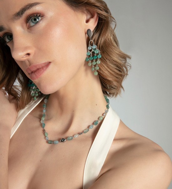 Collar Viceroy de mujer con acero y piedras naturales en tonos azules y verdes, elegante y versátil