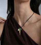 Collar Viceroy dorado con colgante de pez, perla cultivada y piedra verde elegante