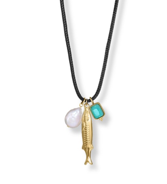 Collar Viceroy dorado con colgante de pez, perla cultivada y piedra verde elegante