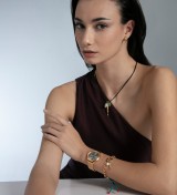 Collar Viceroy dorado con colgante de pez, perla cultivada y piedra verde elegante