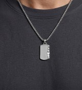 Collar Viceroy per home amb placa d’acer llisa, perfecte per gravar un missatge personal.