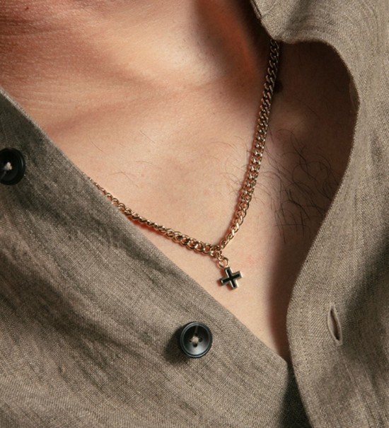 Collar Viceroy d’acer daurat amb cadena gruixuda i penjoll de creu per home