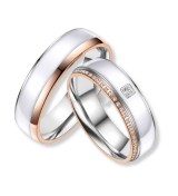 Anillo de alianza bicolor en acero con detalle en tono rosa 14k y circonitas brillantes
