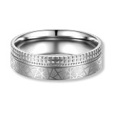 Anillo de alianza de acero con grabado geométrico y acabado mate-brillo