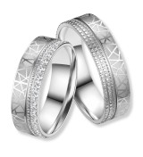 Anell d’aliança de casament en acer amb zirconites brillants i gravat geomètric modern