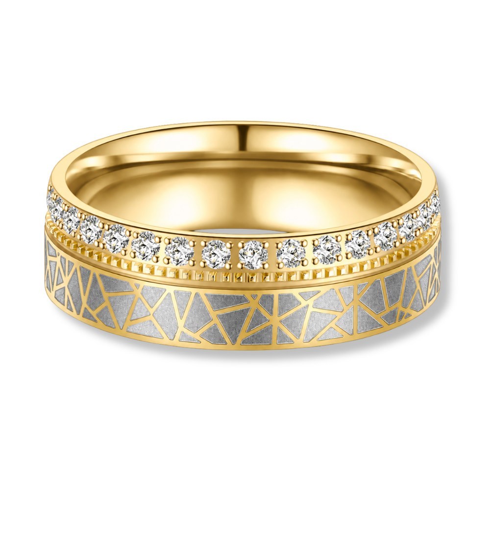 Anillo de alianza bicolor en acero dorado con diseño geométrico y circonitas brillantes