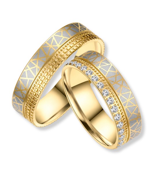 Anillo de alianza bicolor en acero dorado con diseño geométrico y circonitas brillantes