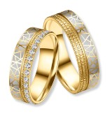 Anillo de alianza bicolor en acero dorado con diseño geométrico elegante