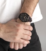 Reloj Lotus para hombre con esfera negra, caja IP negra y correa textil marrón