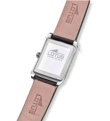Reloj Lotus para hombre con caja cuadrada de acero y correa de piel negra elegante.