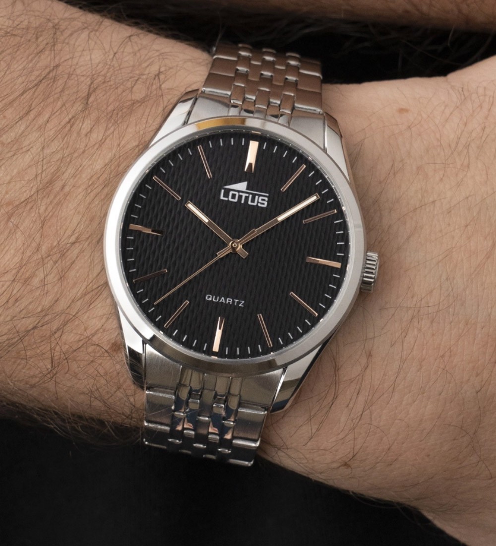 Reloj Lotus para hombre de acero con esfera negra texturizada y elegante brazalete metálico.