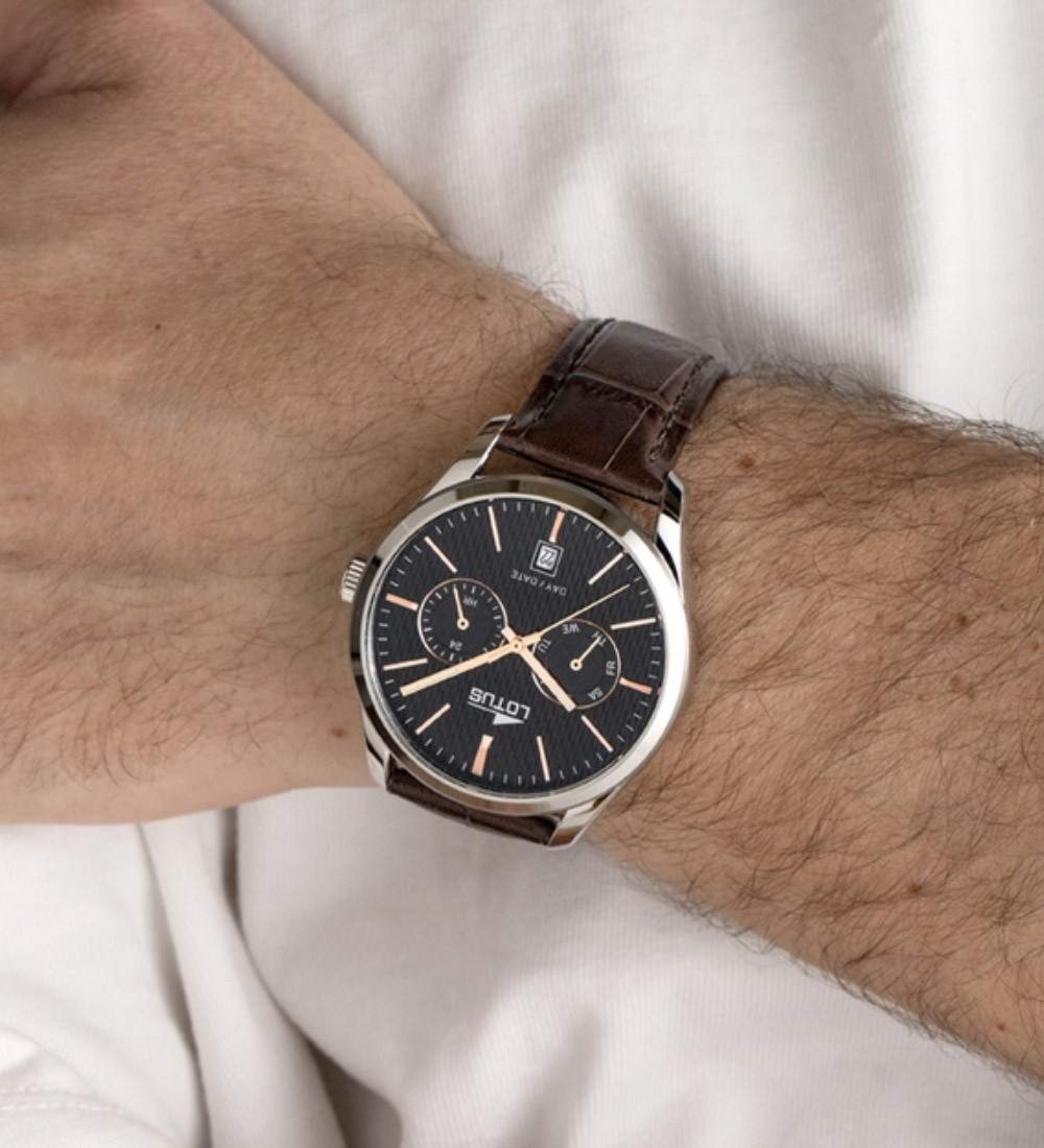 Reloj Lotus multifunción para hombre con esfera negra texturizada, caja de acero y correa de piel marrón elegante.