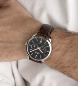 Reloj Lotus multifunción para hombre con esfera negra texturizada, caja de acero y correa de piel marrón elegante.